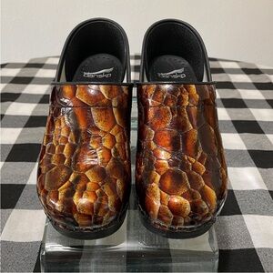 Dansko women Brown Clogs size 8/38